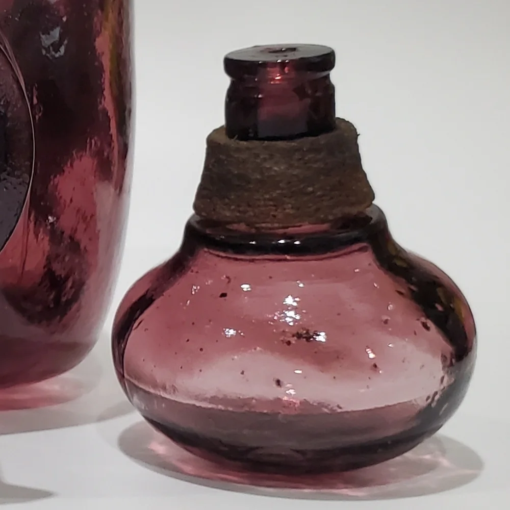 Vntg 9" Amythest Purple Pinched Art Glass Decanter and Stopper - Picture 9 of 10